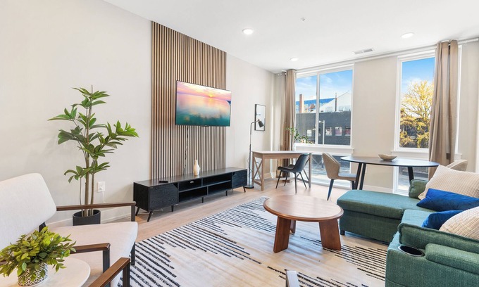 Northern Liberties Apartment | Modern 1-BD w/King Bed - Pier and Harbor Views! - Near Old Citynn