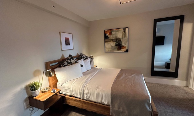 Newport Hotel | Modern 1 Bed/1 Bath (sleeps 3) Dog friendly with parking on historic Pelham St.