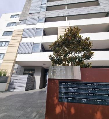 Belconnen Apartment | Modern 1 Bedroom apartment with Pool, Gym & Water Views