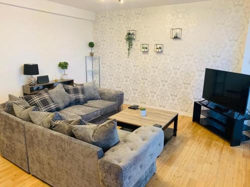Paisley Apartment | Modern 2 Bed Apartment, Close to Gla Airport & M8