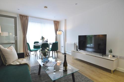 Prince's Apartment | Modern 2 Bedroom Apartment Steps from Vauxhall St