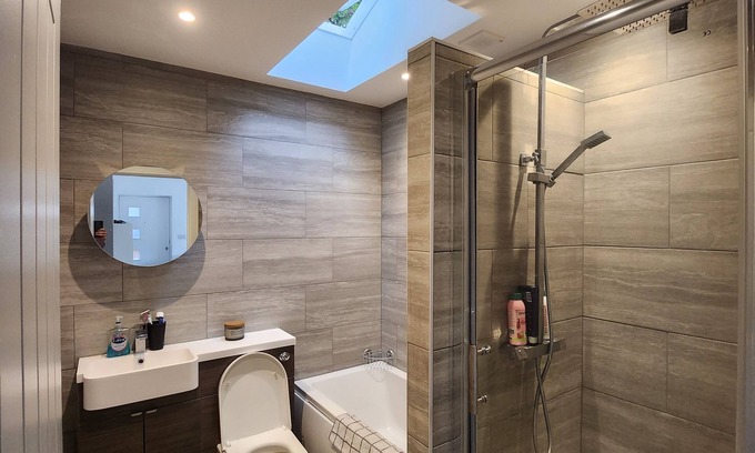 Hitchin House | Modern 2 Bedroom Bungalow with patio and parking close to Hitchin Station
