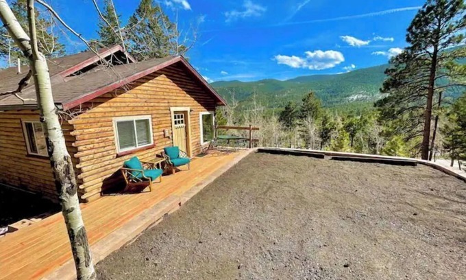 Evergreen House | Modern, 2 bedroom + loft cabin with beautiful view. Perfect getaway. Quiet!