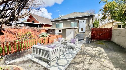 San Jose House | Modern 2 BR, Unwind in a Prime Location, with Parking