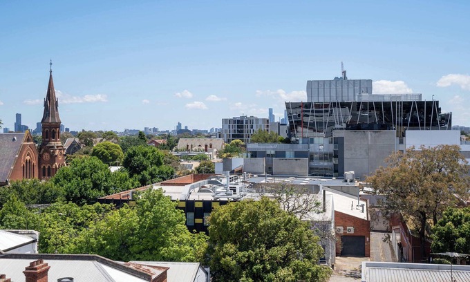 Hawthorn Apartment | Modern 2B Apt with Views Near Swinburne University