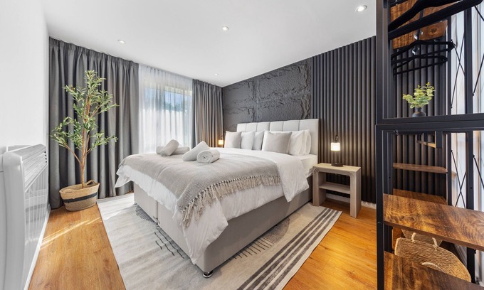 Coppetts House | Modern 2BR Apartment in North London | Sleeps 5 | Wifi & Parking