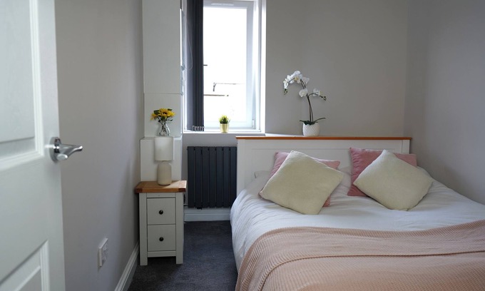 Falkirk House | Modern 3-Bed Flat- Prime Location- long stays welcome