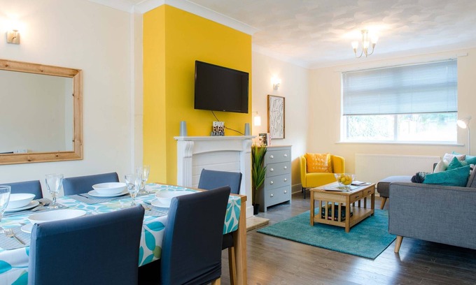 Newport House | Modern 3 bed house in Newport, near Junction 27, M4