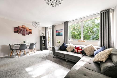 Epping Apartment | Modern 3-Bed Maisonette - Epping High Street - Parking - LMV Property