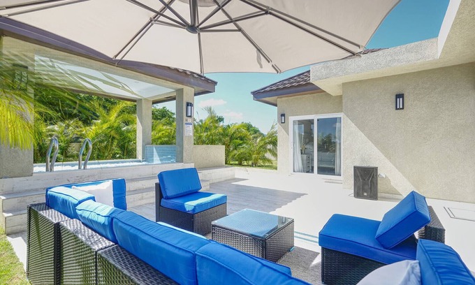 Montego Bay House | Modern 3 bedrooms with king size bed and hot tub