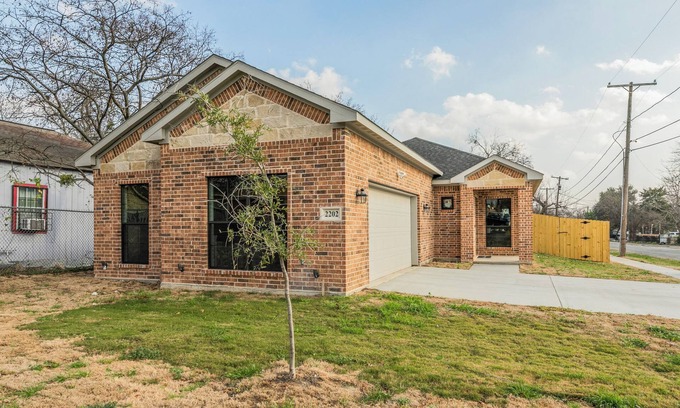 Cedar Crest House | Modern 4 Bed - By Dallas Zoo & Reunion Tower