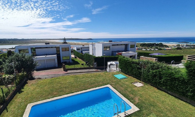 Valdovino Villa | Modern 4 Double Bedroom Villa with Pool /Garden