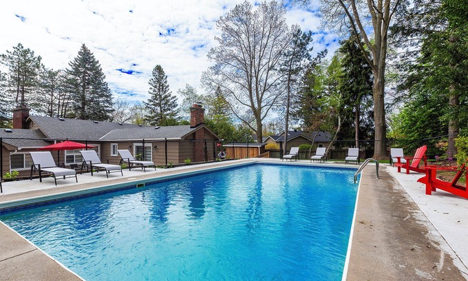 Clarkson-Lorne Park House | Modern 6 Bedroom/3 Bath Pool Home Near the Lake