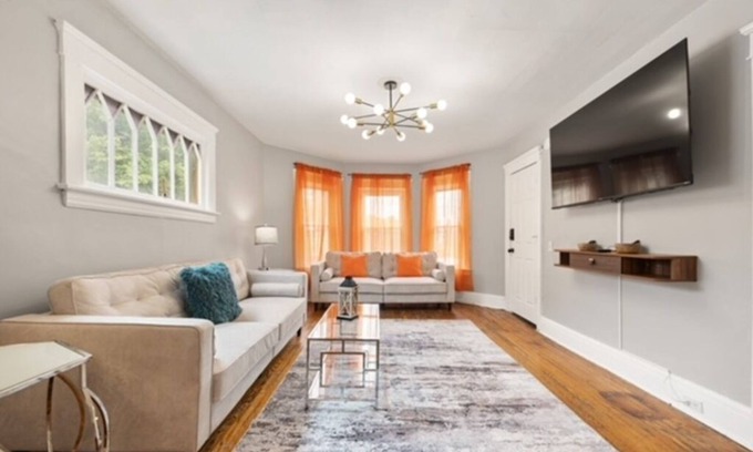 Southside House | Modern 6BR Near Syracuse U, Destiny & Zoo Sleeps 18