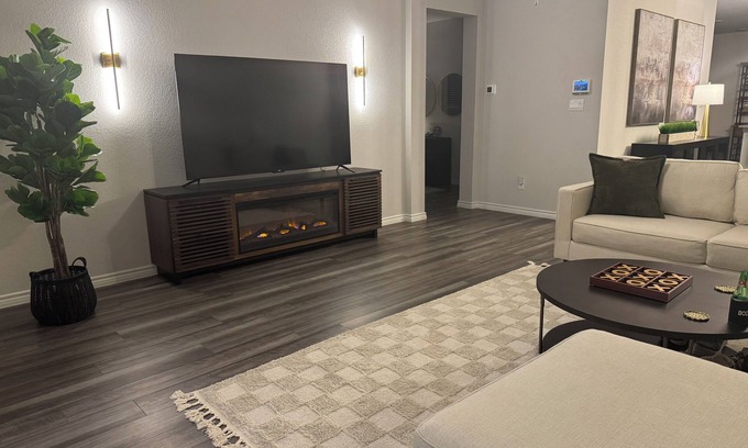 Wellborn House | Modern Aggie-Friendly Retreat - College Station/Bryan