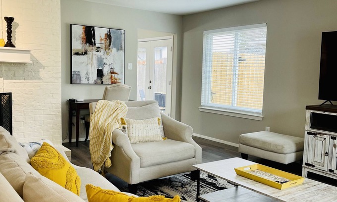 Lake Dallas House | Modern and Stylish updated home
