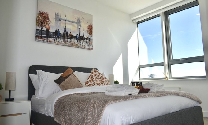 Bracknell Apartment | Modern and Unique Fully Furnished City Centre 2Bed 2Bath Free Parking