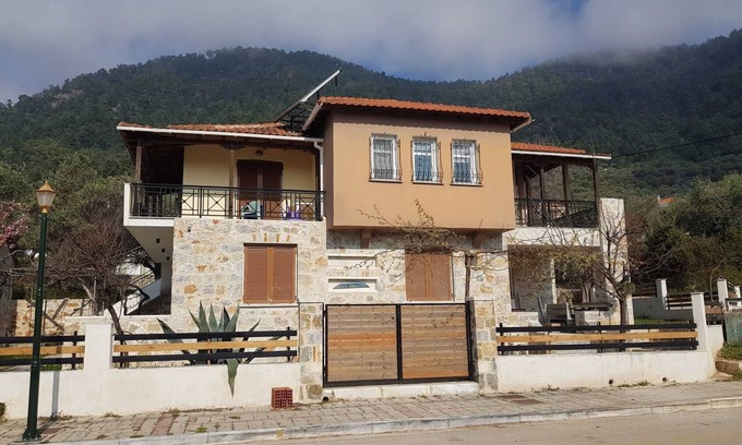 Chrisi Ammoudia Apartment | Modern apartment right on the beach