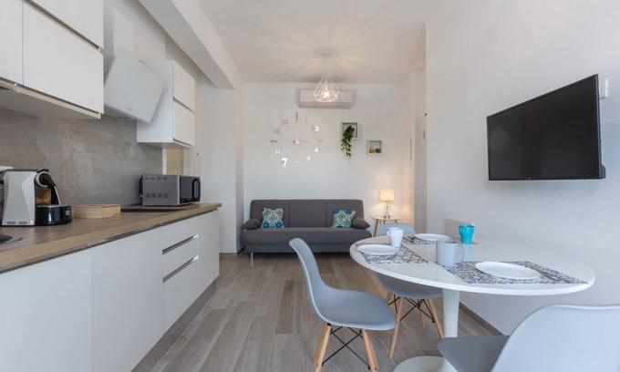Bolognina Apartment | Modern apartment located on the second floor of a building, equipped with a lift (to access it you have to climb 6 steps)45 sqm apartment, with bedroom and bathroom. The whole house is equipped with an internet connection.Essential services such as super
