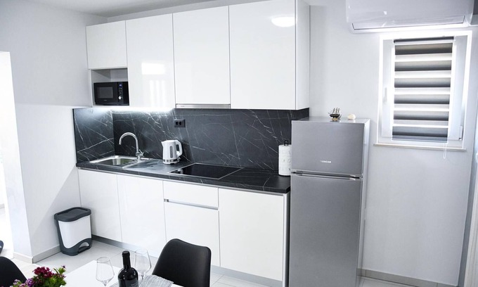 Znjan Apartment | Modern apartment on a walking distance to the beach