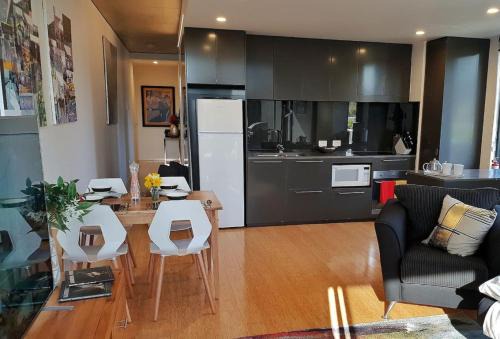 Lyneham Apartment | Modern Apartment - Prime Location with Heated Pool - Hosted by Canstay