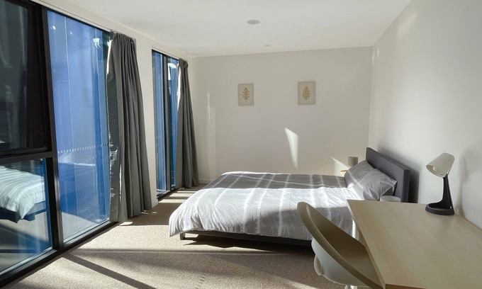O'Connor Apartment | Modern Apartment with Free Parking - 3 minutes to Canberra CBD