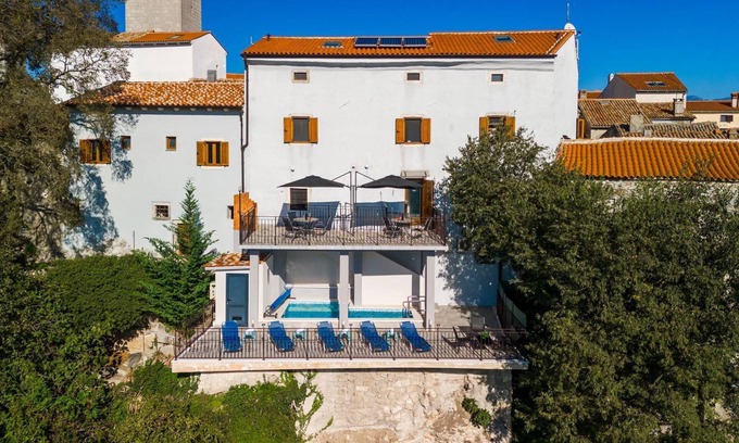 Pican Apartment | Modern apartment with panoramic views, pool - in the middle of the historic center