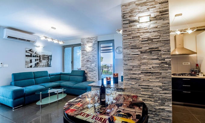 Znjan Apartment | Modern apt close to Znjan beach, with big terrace