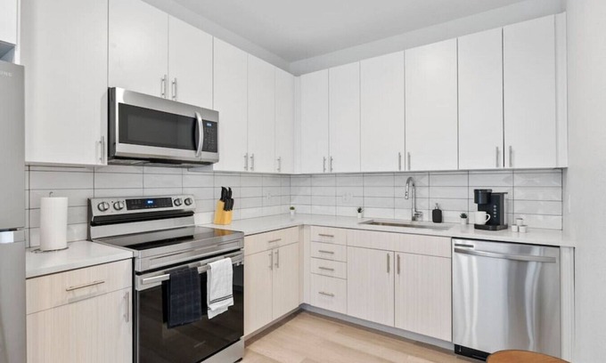 Aurora Apartment | Modern Apt w/Gym and Workspace