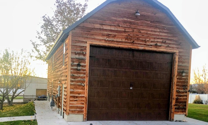 Hyde Park House | Modern Barn near Logan but in a quiet neighborhood.