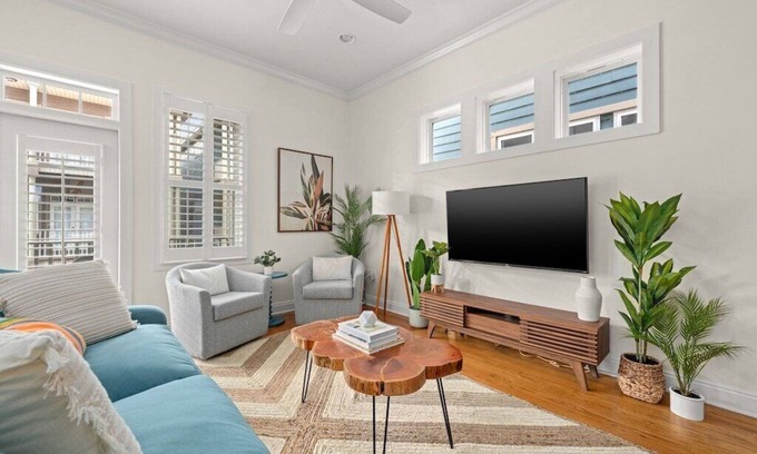 Crescent Beach House | Modern Beach Home 4 Min Walk to Beach Pool&BBQ