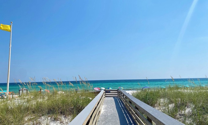 Fort Walton Beach Condo | Modern BEACHFRONT Studio condo near Destin, Gym, WiFi, W/D & Heated POOL