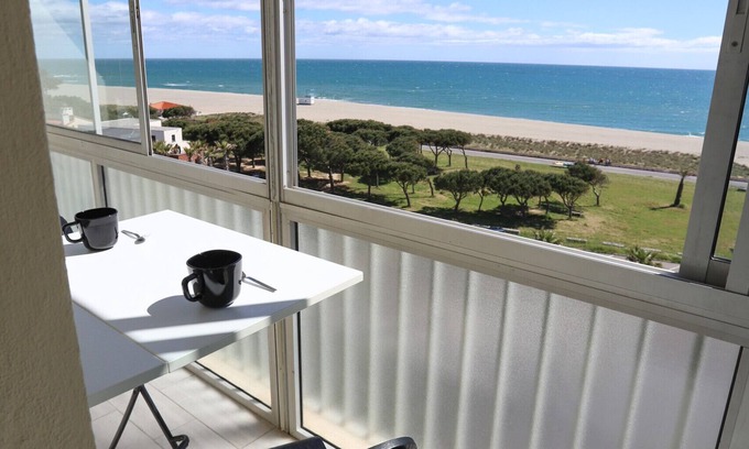 Saint-Cyprien Plage Apartment | Modern, bright apartment facing the sea, TOP à St Cyprien