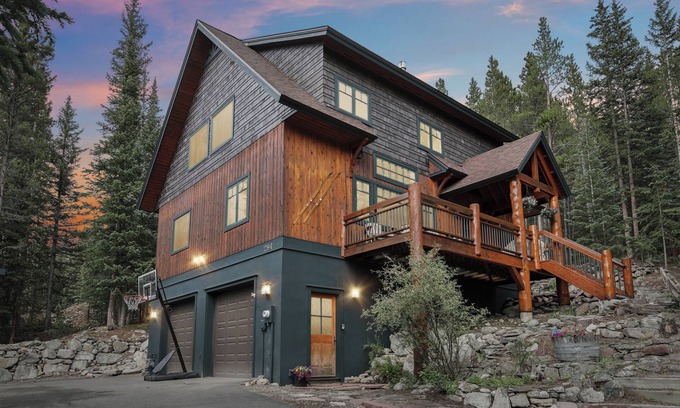 Blue River House | Modern, bright & secluded cabin in the woods - hot tub - 10 min to Breck