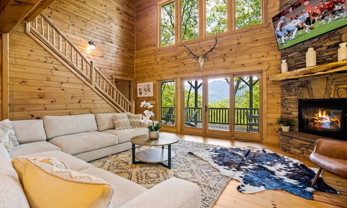 Seven Devils Cabin | MODERN CABIN-NEW-GRANDFATHER MT VIEW-KING BEDS-HOT TUB-GAME LOFT-BBQ-FAST WIFI