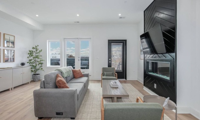 Capitol Hill Hotel | Modern Capitol Hill Penthouse w/Rooftop Decks - 3 Min Walk to Metro!