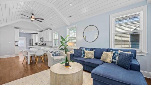 Gardens House | Modern Coastal Comfort - 3 Bedroom Condo with Balcony