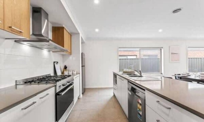 Tarneit House | Modern Comfort in Tarneit-Spacious 4BR Home