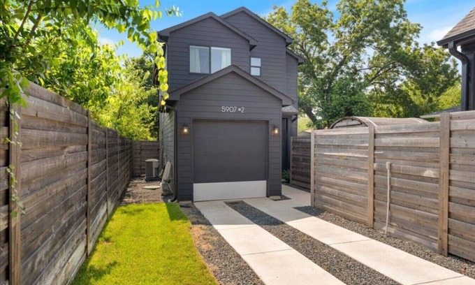 Austin Apartment | Modern Comfort Near It All | 2BR/2.5BA | Sleeps 6