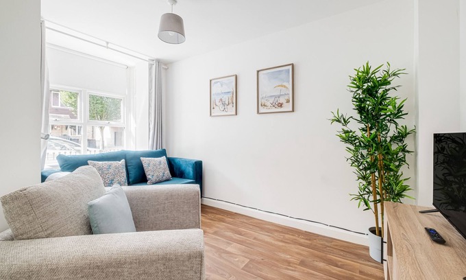 Milton Keynes House | Modern & comfortable 4 bed house