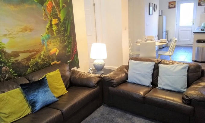 St Helens Apartment | Modern Comfy 2-bedroom Flat in St Helens
