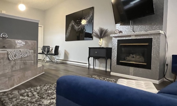 Wabasha Condo | Modern condo with jacuzzi in the heart of downtown.