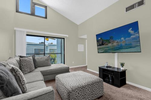 Ventura Apartment | Modern Cozy 2BR Condo Near Disney