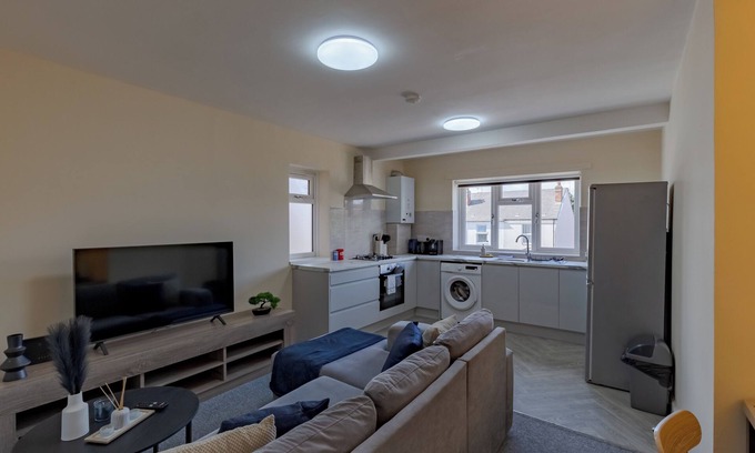 Smethwick Apartment | Modern Cozy 2BR- Private Parking- Near WBA