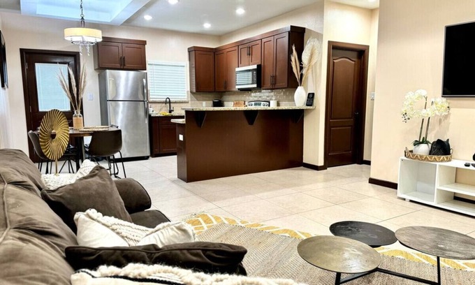 McAllen Apartment | Modern & Cozy - 3 bed Apt with Prime Loc!