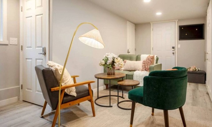 Bryn Mawr-Skyway Apartment | Modern Cozy Bright 2BR Lower Unit w/private entry