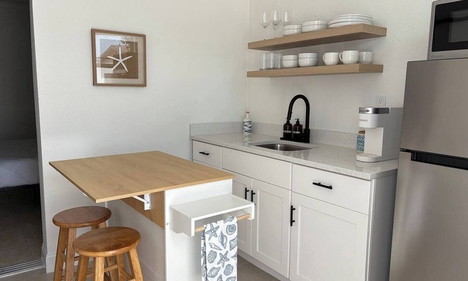 The Lakes Apartment | Modern & Cozy Guest Suite!