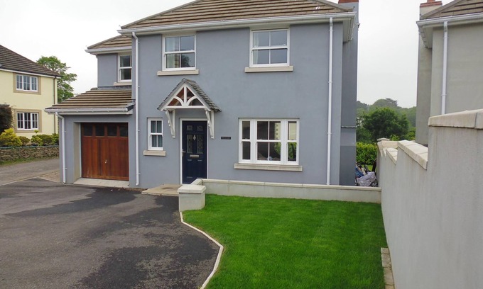 Par House | Modern detached house, 10 minute walk to large sandy beach