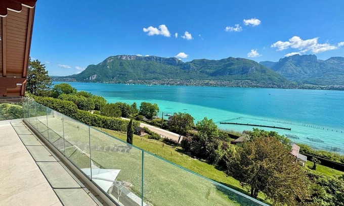 Sevrier Apartment | Modern duplex with panoramic lake view & 100m from cycle path