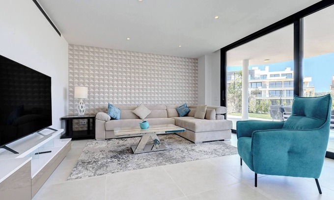 Fuengirola Apartment | Modern El Higueron West Apt with Private Garden & BBQ